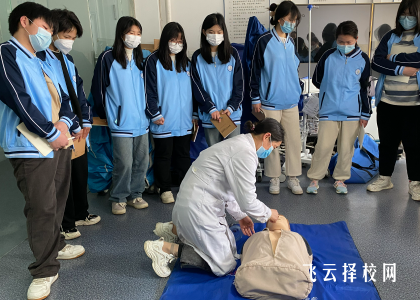 成都成医一附院护士学校校园生活：管理模式与学生活动