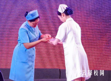 卫生类中职怎么选？对比成都铁路卫校与华大医药卫生学校