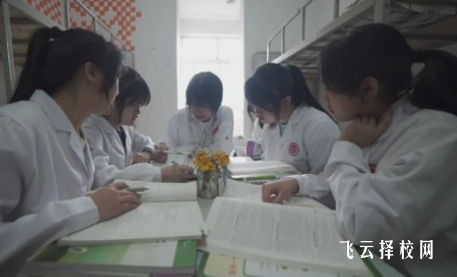 育英医养技校康复保健女生工作体面